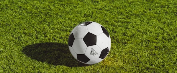 世界杯决赛场馆卢塞尔体育场夜景 - 金色外观灯光璀璨