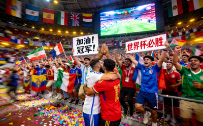 世界杯球迷观赛区盛况 - 众多球迷身穿各队球衣欢呼